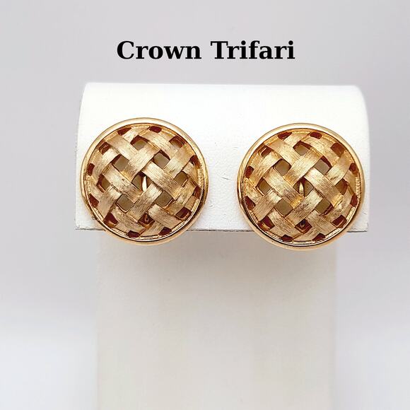Vintage Crown Trifari Basketweave Clip Earrings – Gold Plated Designer Jewelry - Picture 1 of 10